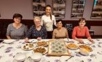 Instruktorka z seniorkami pozują do zdjęcia